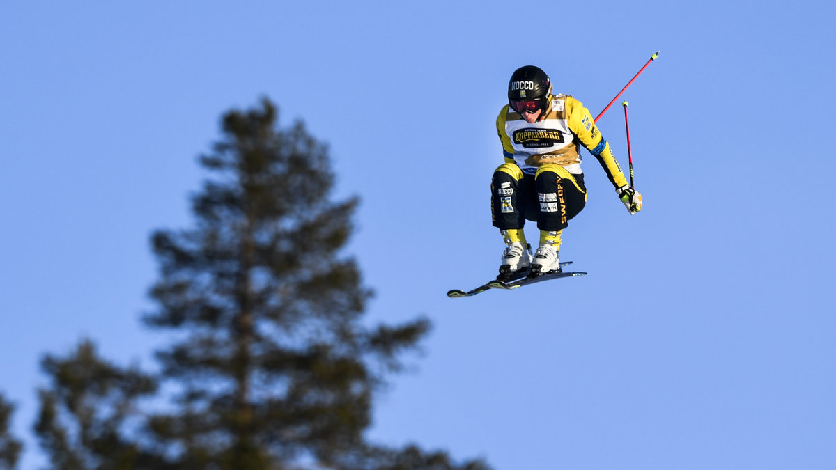 Sandra Näslund tävlar i skicross
